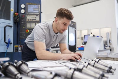 CNC-frezen engineer aan het werk